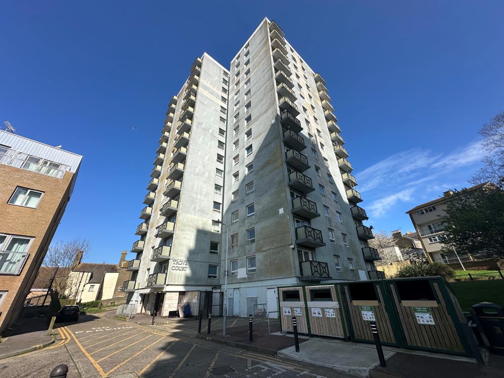 Lot: 75 - TWO-BEDROOM FLAT FOR IMPROVEMENT WITH SEA VIEWS -